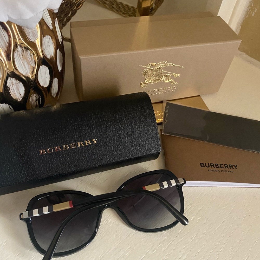 Brand new 🔥Burberry 🔥sunglasses 🕶